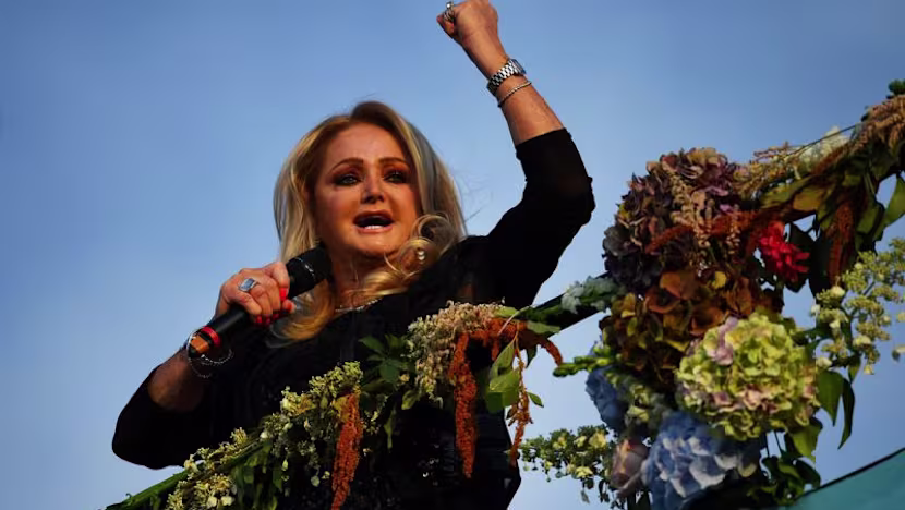 Bonnie Tyler Portekiz'deki ameliyat sonrası komadan çıktı