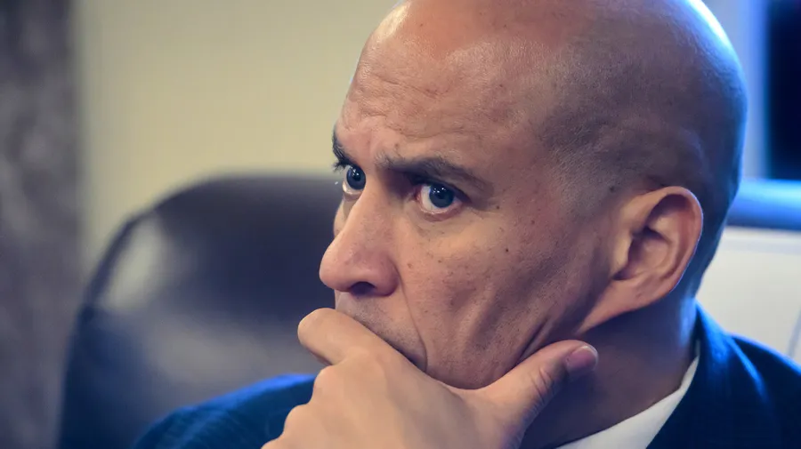 Booker: Trump Anlaşmasında İran Tüm Avantajları Elde Ediyor