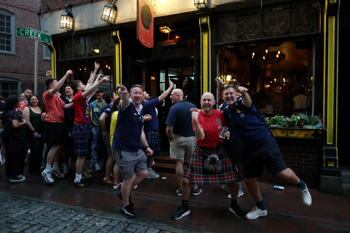 Boston'daki İrlanda Barı, İskoç Taraftarlarına Açık, İngilizlere Kapattı