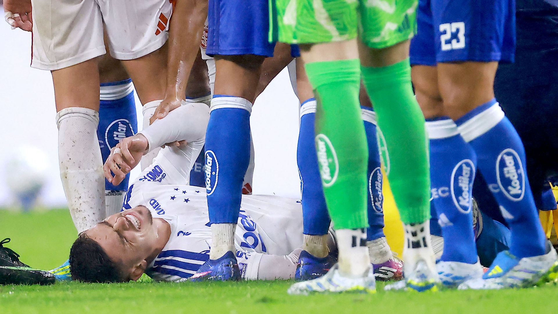 Brezilyalı futbolcuya rakibinin bacağını kırdığı için ilginç ceza