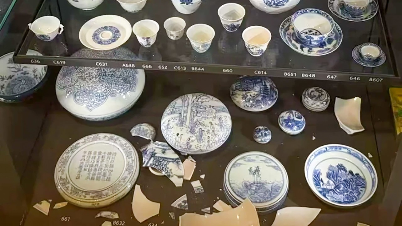 British Museum'da Qing Hanedanı Seramikleri Hasar Gördü