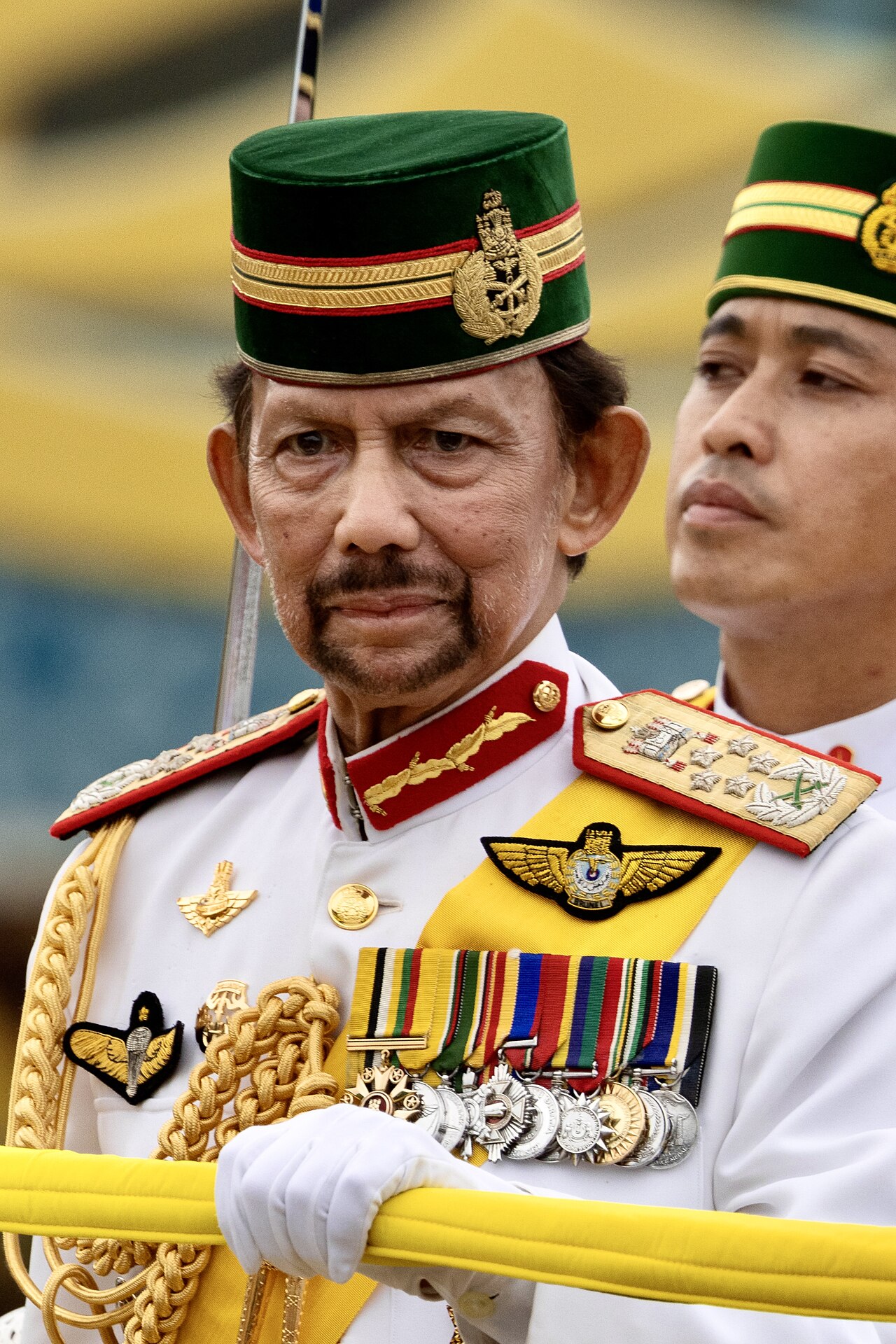 Brunei Sultanı kabinede değişiklik yaptı, oğullarını bakan yaptı