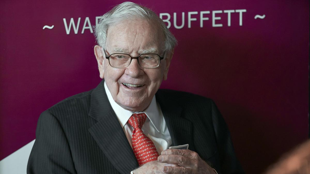 Buffett, Berkshire Hathaway Yönetim Kurulu Başkanlığından Ayrıldı
