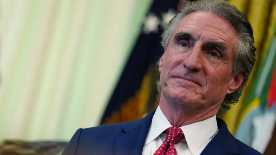 Burgum yüksek benzin fiyatları için Demokratları suçluyor, Hürmüz Boğazı'nı değil