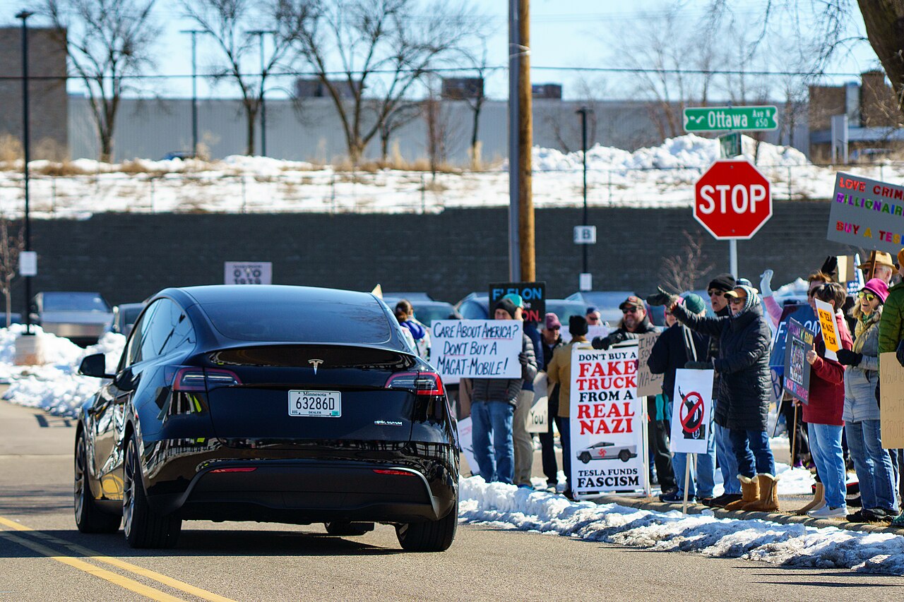 Cenevre'de G-7 karşıtı protestoda Tesla ateşe verildi
