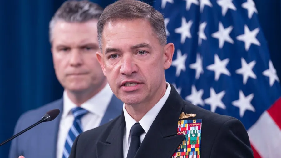 Centcom Komutanı Uçak Gemisi Abraham Lincoln'de İncelemelerde Bulundu