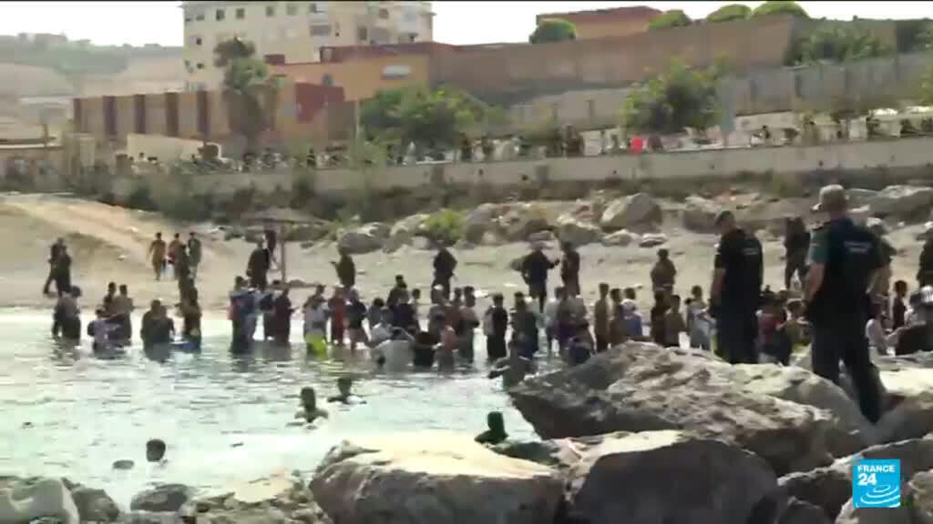 Ceuta'ya kitlesel göç: 8 bin kişi İspanyol yerleşimine akın etti