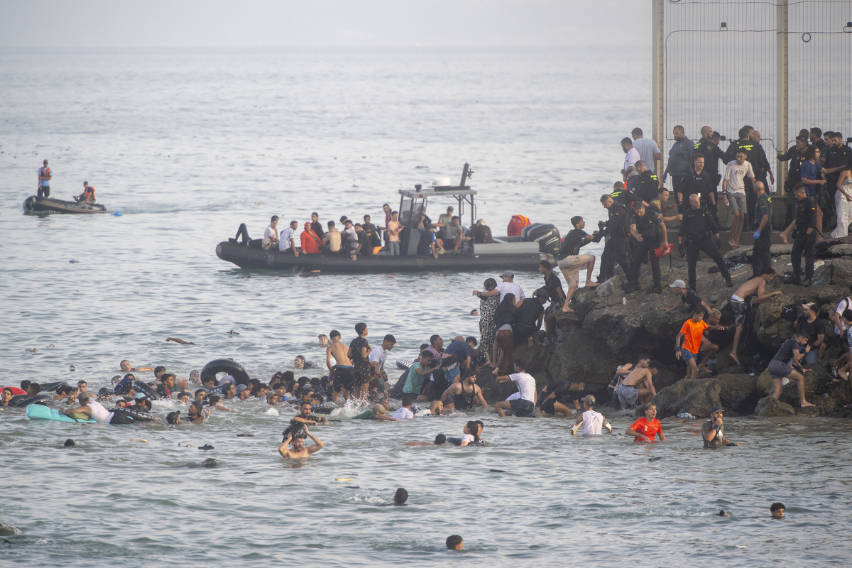 Ceuta'ya Son Günlerde 49 Bin Düzensiz Göçmen Girdi