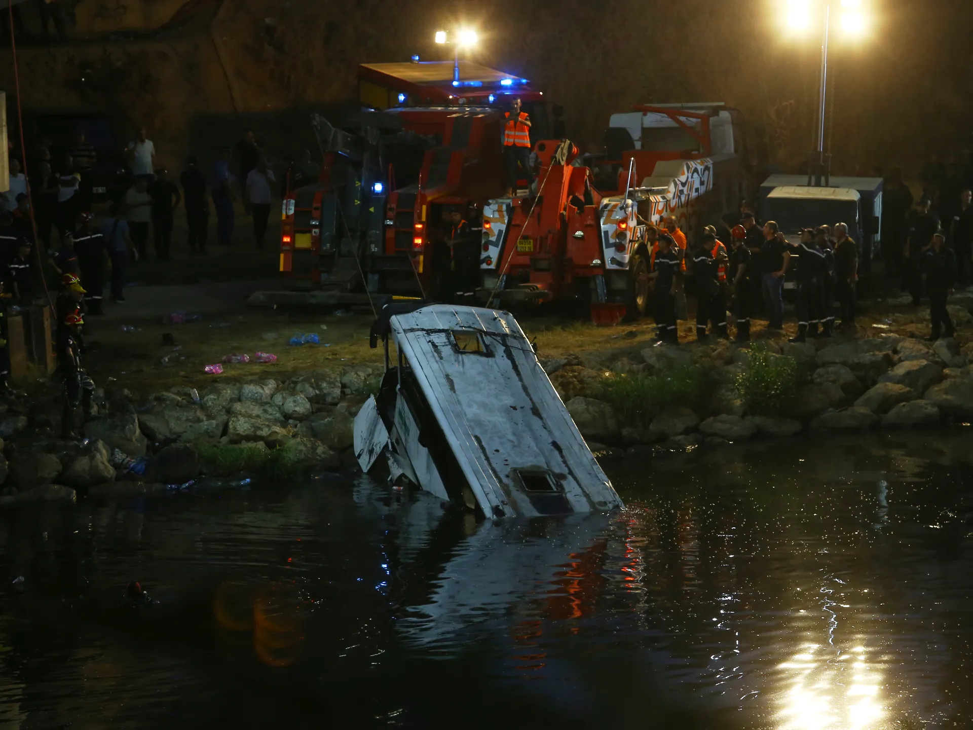 Cezayir'de Otobüs Uçuruma Yuvarlandı: En Az 27 Ölü