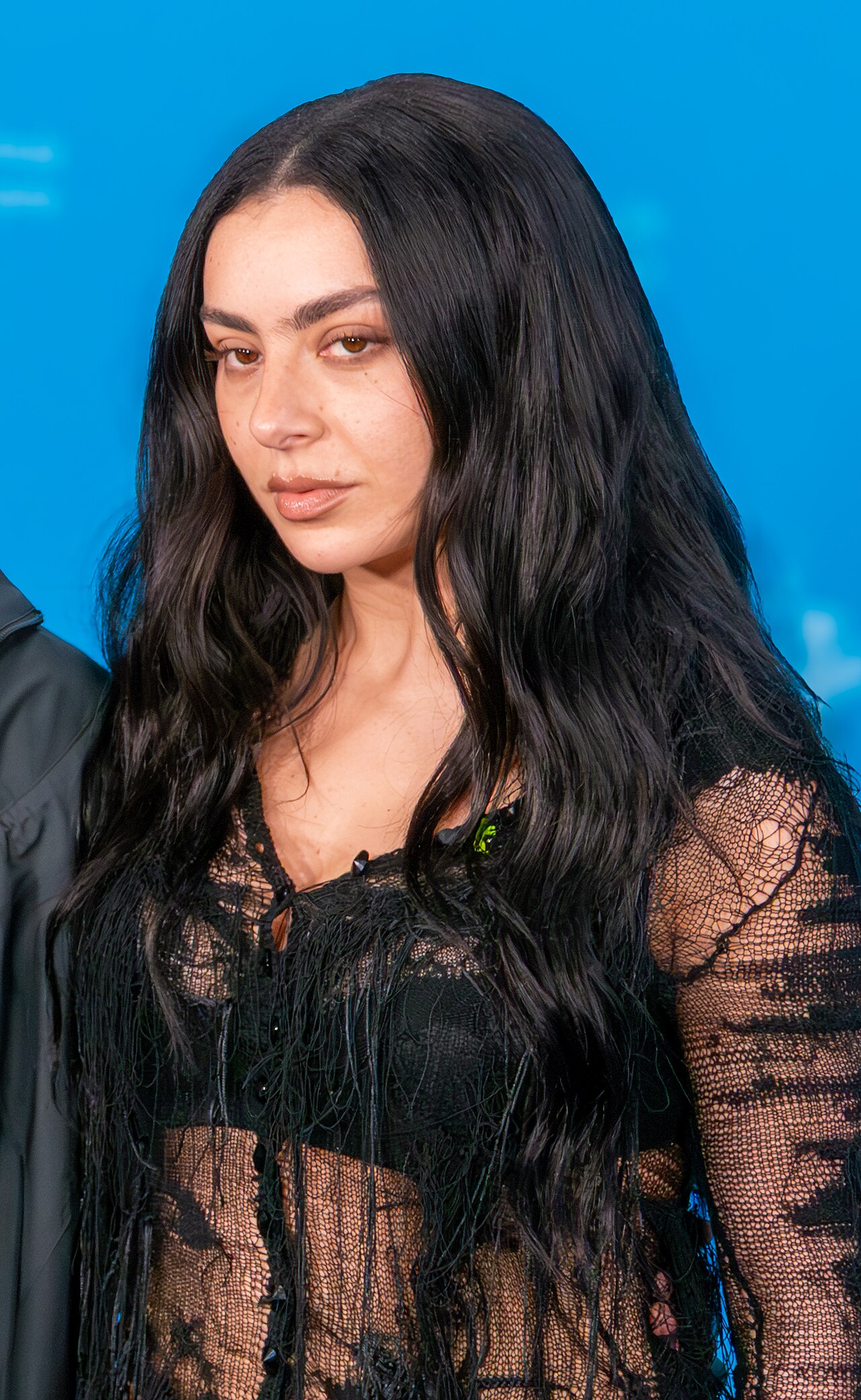 Charli XCX: 'Müzik, Moda, Film' Albüm Kapağının Anlamı