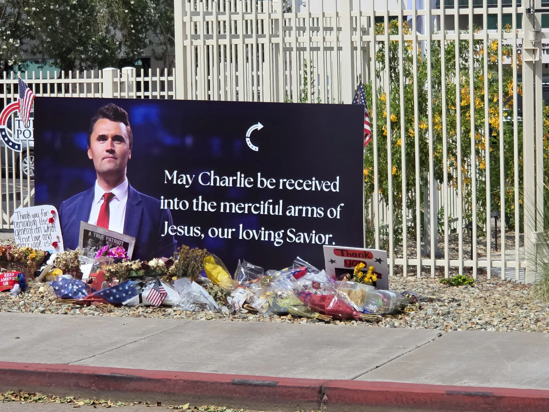 Charlie Kirk Heykeli Saldırıya Uğradı: Kırmızı Boya Protestosu