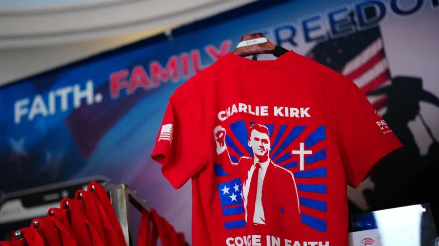 Charlie Kirk Heykeli TPUSA Merkezi Önünde Tahrip Edildi
