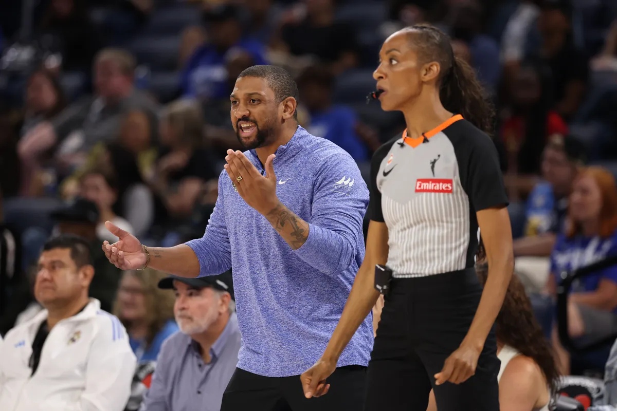 Chicago'da WNBA Maçında Sahaya Sex Oyuncakları Atıldı