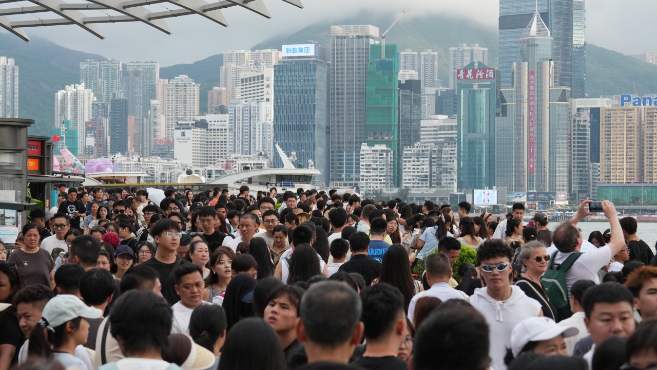 Çin anakarasından Hong Kong'a 'altın hafta' rekoru: İlk 2 günde 2018 toplamı aşıldı