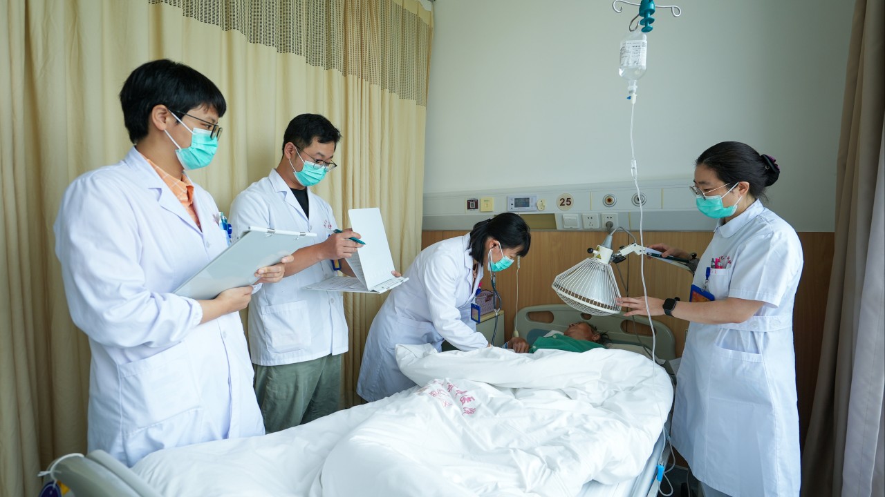 Çin'de asistan doktorlar düşük maaş ve güvencesizlikle boğuşuyor