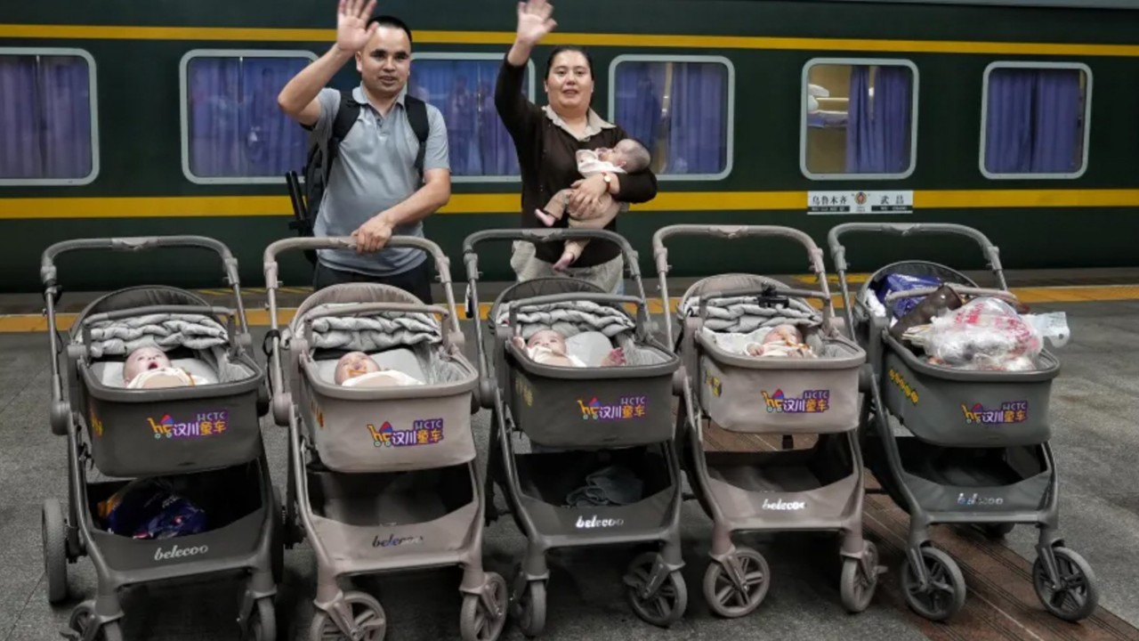 Çin'de beşiz bebekler trenle eve döndü: Yolcular ve görevliler yardım etti