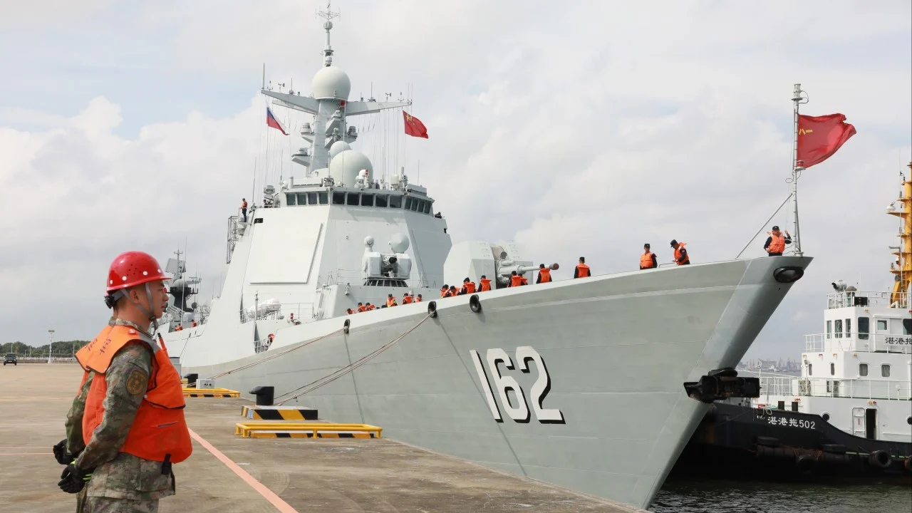 Çin'in 2 savaş gemisi Hong Kong'da 5 gün demirleyecek