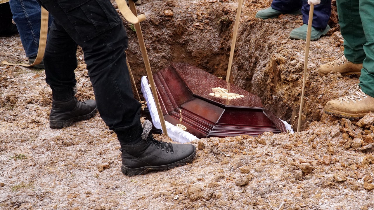 Çin'de alkollü araç kullanan şüpheli, tabutla canlı cenaze düzenleyerek polisten kaçtı