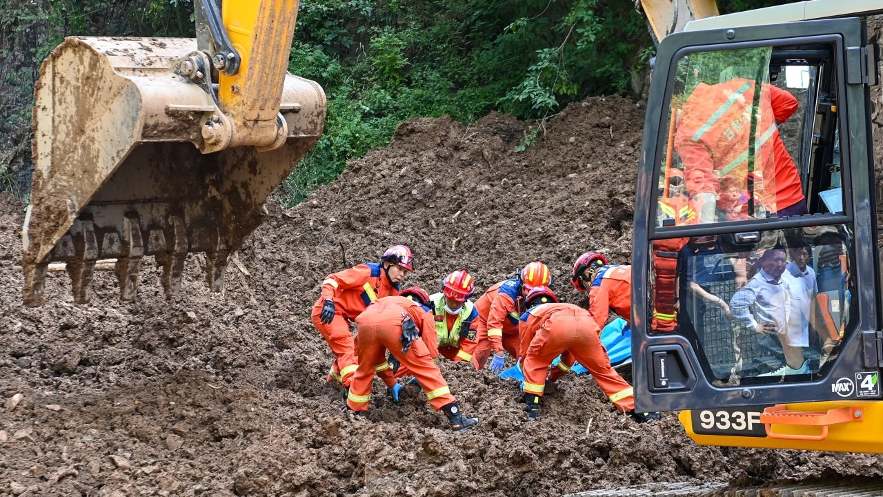 Çin'de heyelan: 21 ölü, 7 yaralı; kereste işçileri toprağa gömüldü