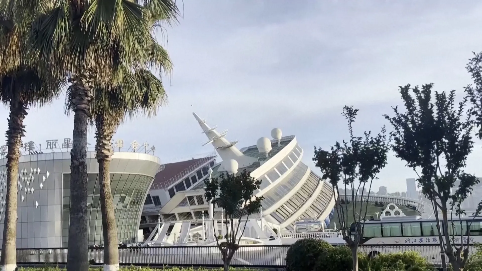 Çin'de karaya oturan lüks otel gemisi yan yattı