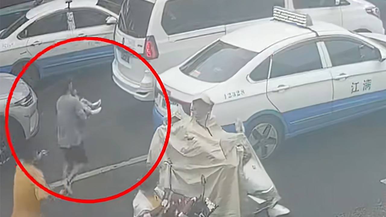 Çin'de taksi şoförü 3 yaşındaki kızı hastaneye yetiştirdi