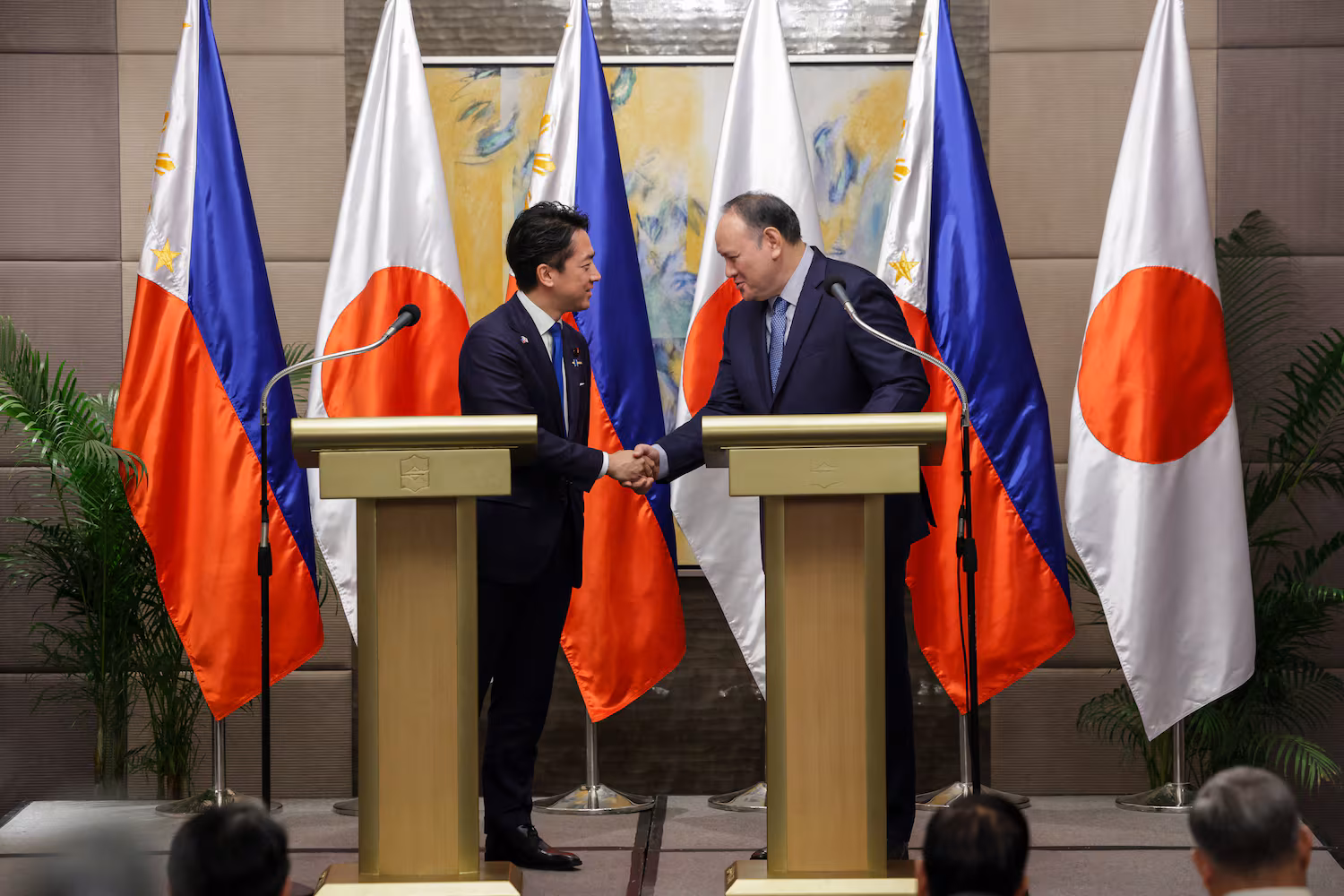 Çin'in Filipinler Savunma Bakanı'na Yaptırımı Japonya ile Gerilimi Artırdı