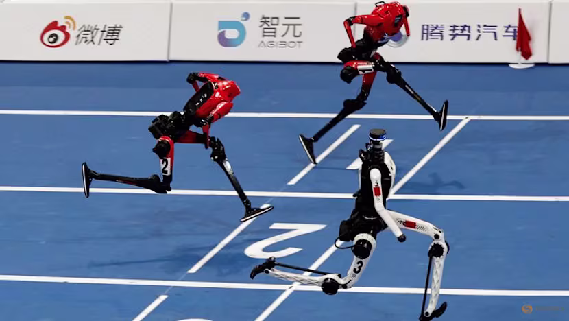 Çin'in insansı robotu 100 metrede dünya rekoru kırdı