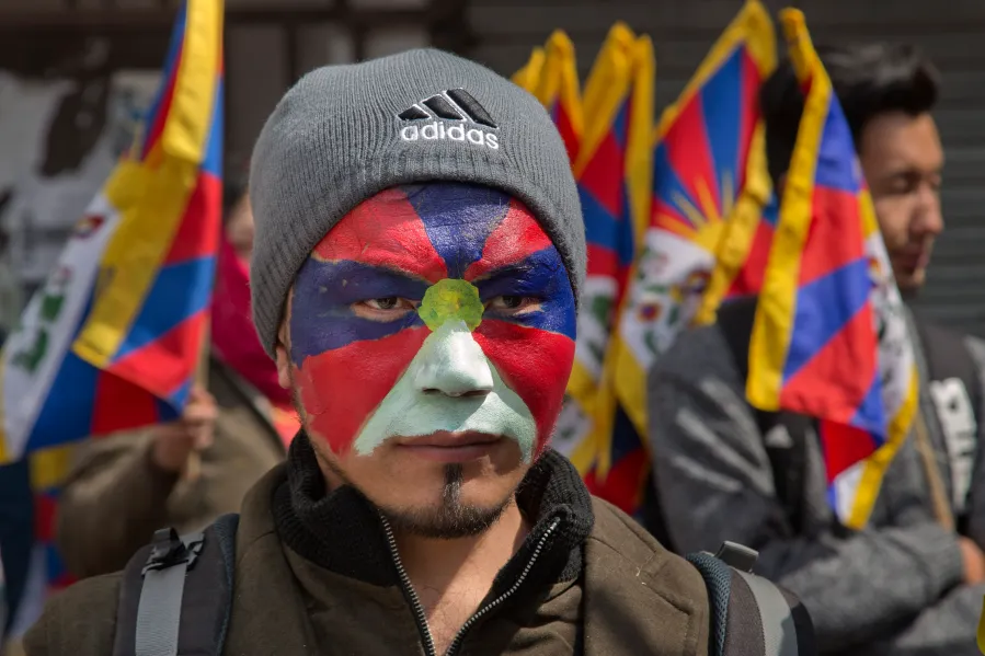 Çin'in Tibet'i Sessizce Silme Çabası: 'Xizang' Dayatması