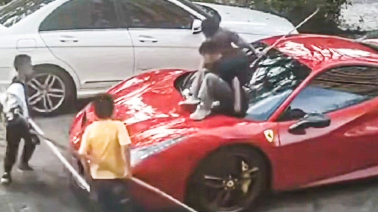 Çinli çocuklar 530 bin dolarlık Ferrari'yi kaydırak yaptı, sahibi dava açtı