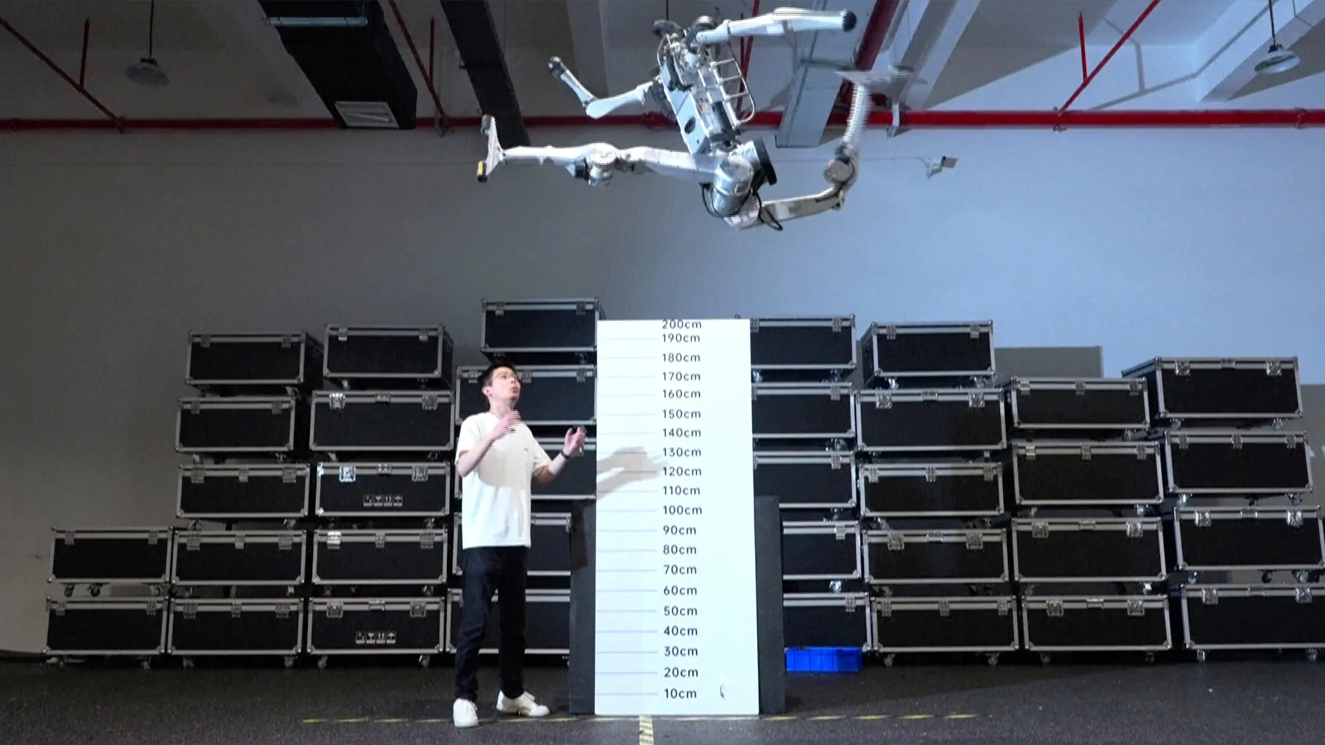 Çinli firma 'Süpermen' adlı insansı robotunu tanıttı