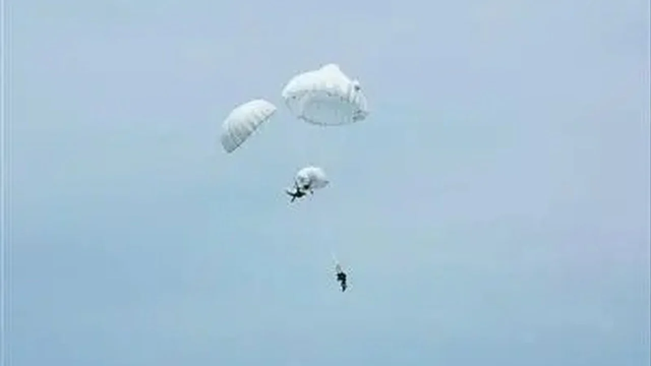 Çinli paraşütçü havada bayılan arkadaşını kurtardı