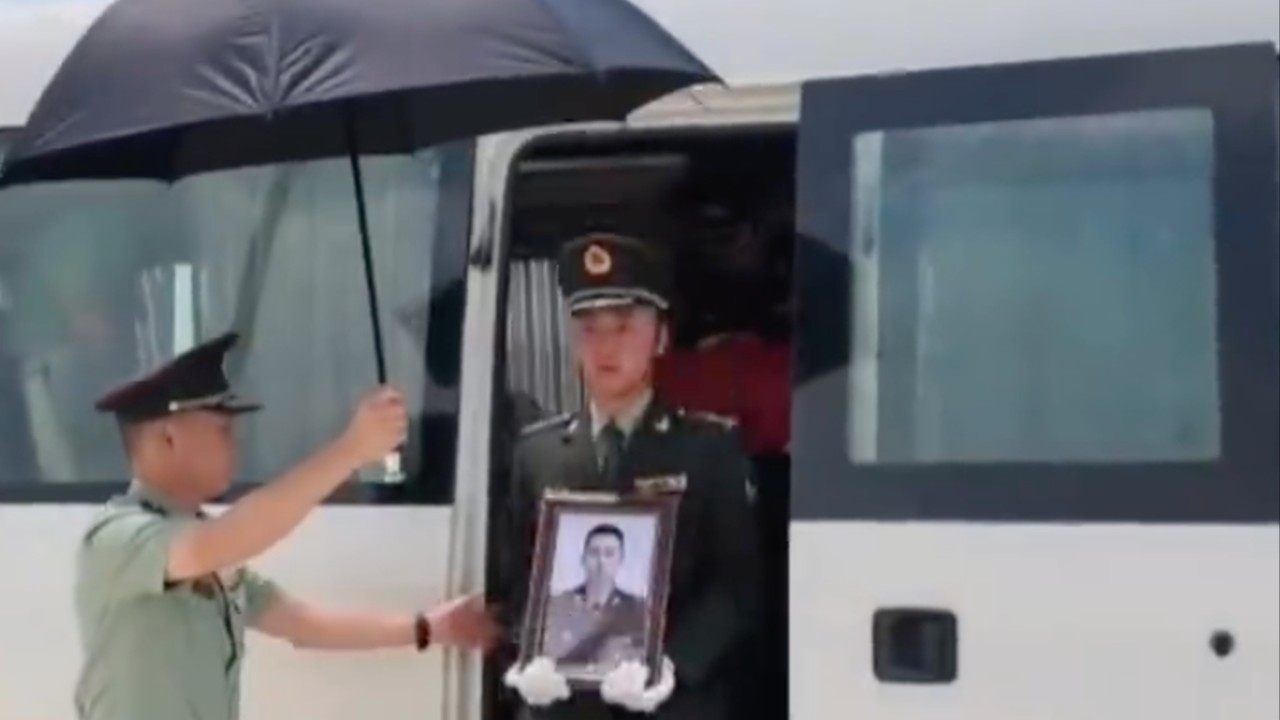 Çinli paraşütçü tatbikatta öldü: Pekin kayıpları kabul etti
