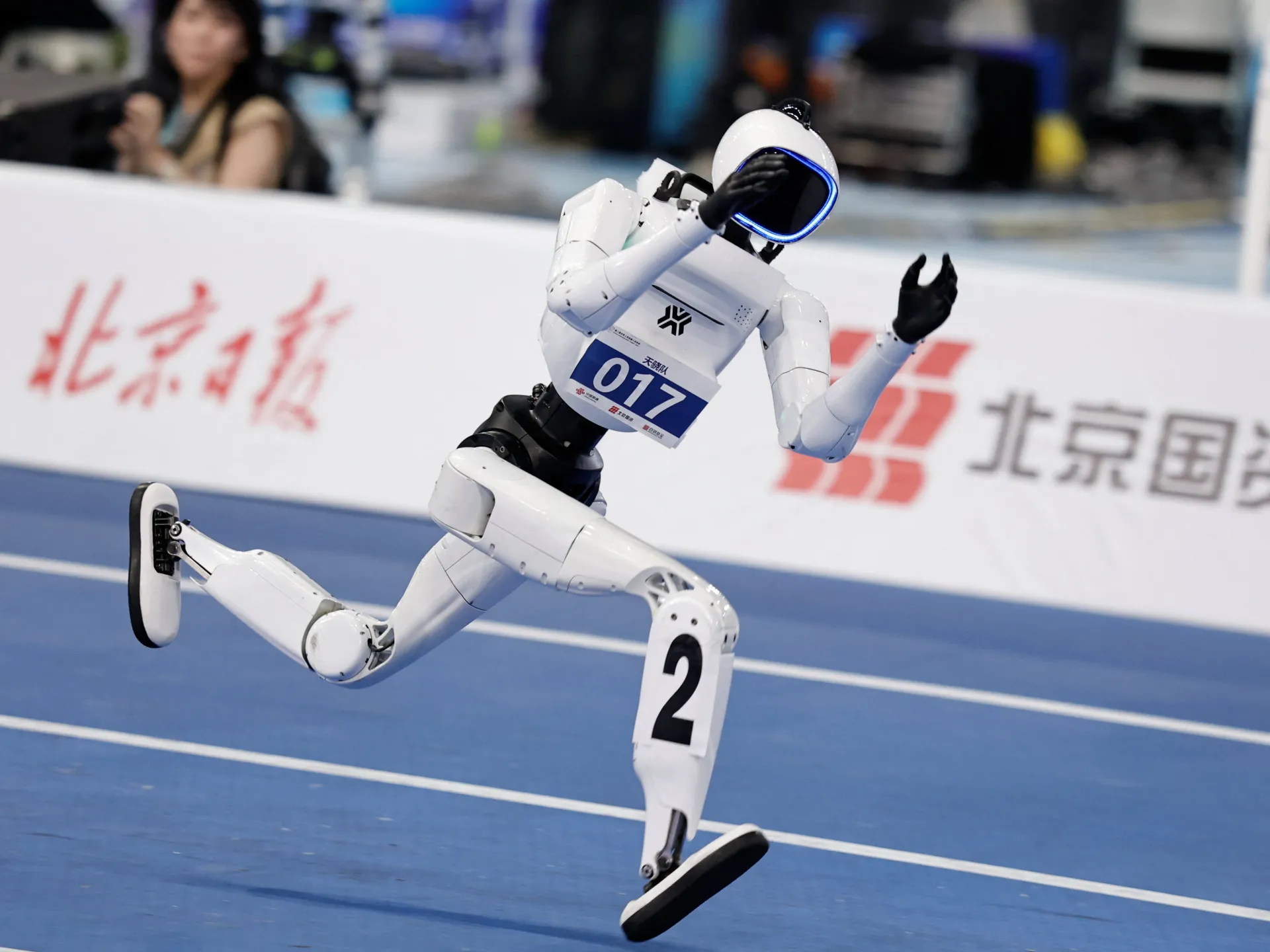 Çinli robot Tiangong 100 metreyi 9 saniyenin altında koştu