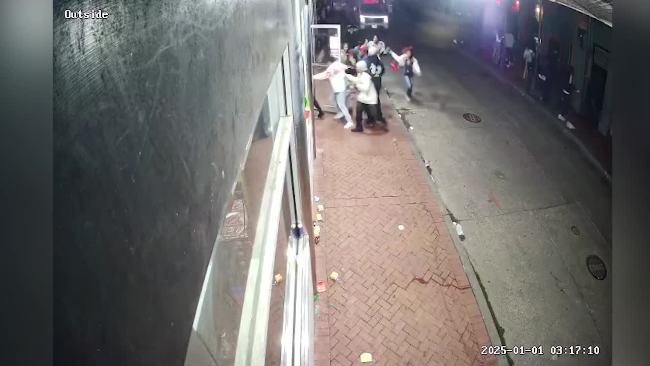 Çocuğuyla birlikte anıt mezardan hatıra eşyası çalan kadın kameralara yakalandı