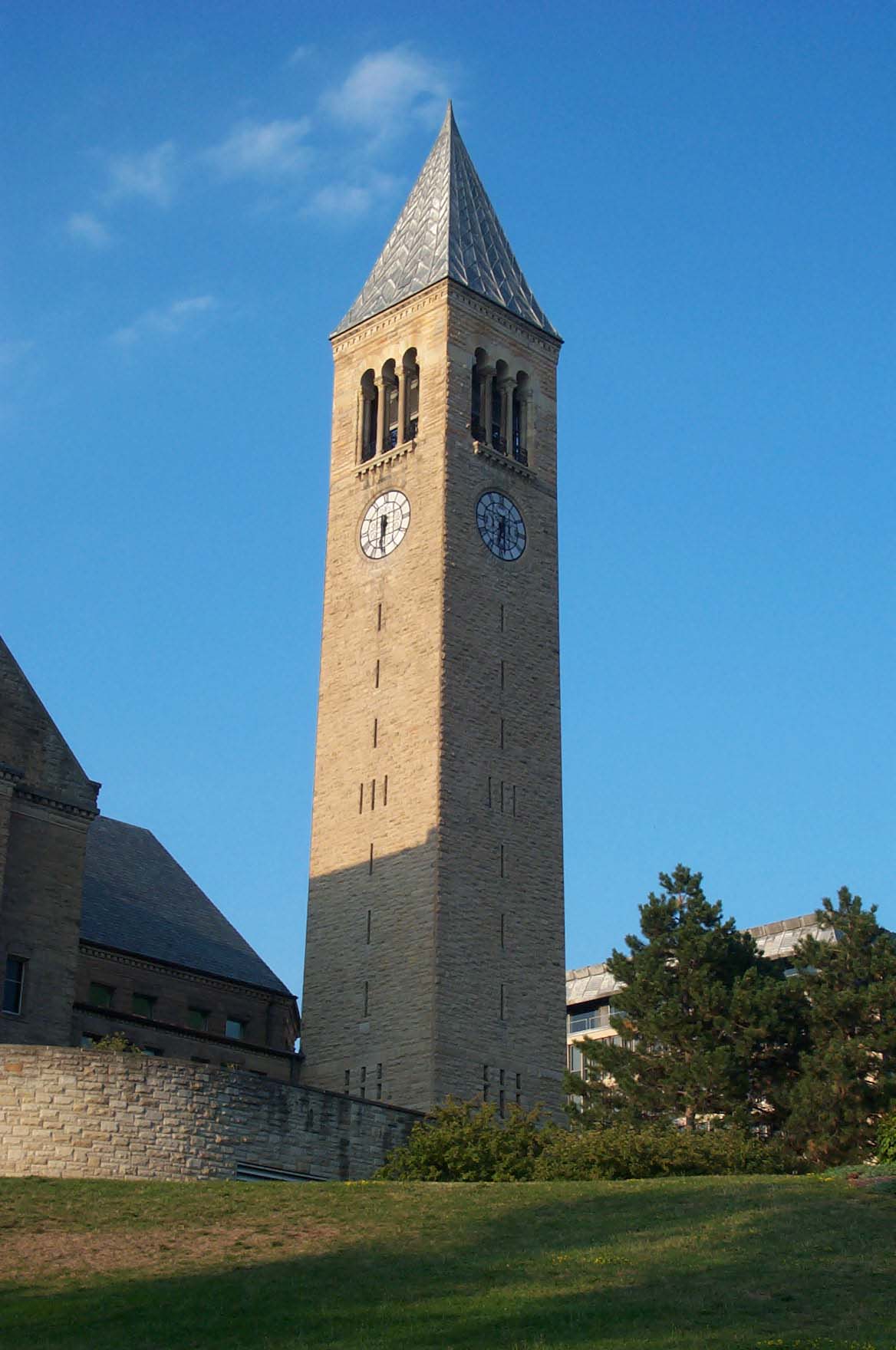 Cornell'de Cinsel Saldırı İddiaları: Çete Tecavüzü Suçlamaları Sonrası Partiler Yasak