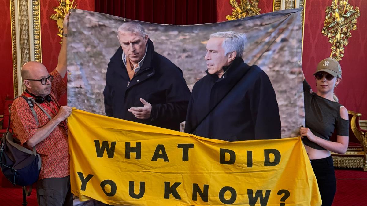 Cumhuriyetçi grup Buckingham Sarayı'na Andrew-Epstein pankartı astı