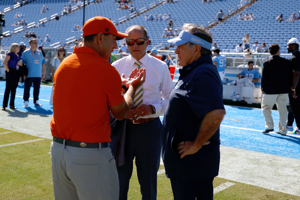 Dabo Swinney ve Bill Belichick'in Gergin Tokalaşması Olay Oldu