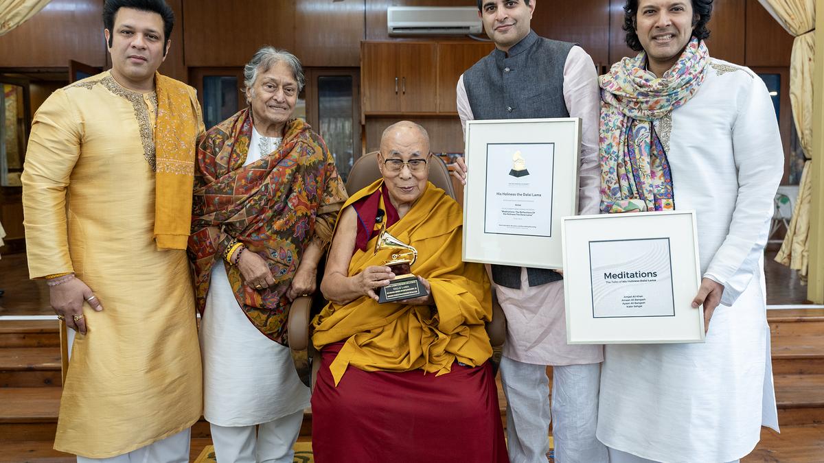Dalai Lama'ya Grammy Ödülü Dharamshala'da Takdim Edildi