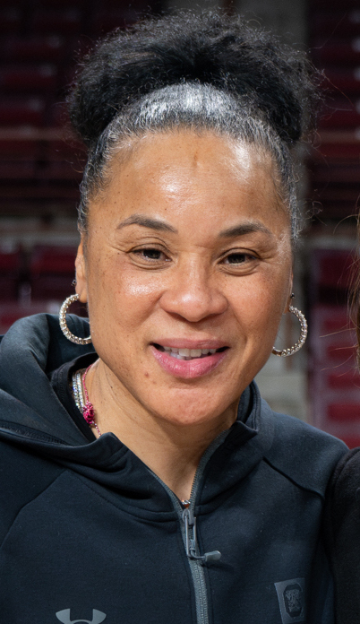 Dawn Staley, Raven Johnson-A'ja Wilson Haberini Paylaşan Muhabire Sert Çıktı