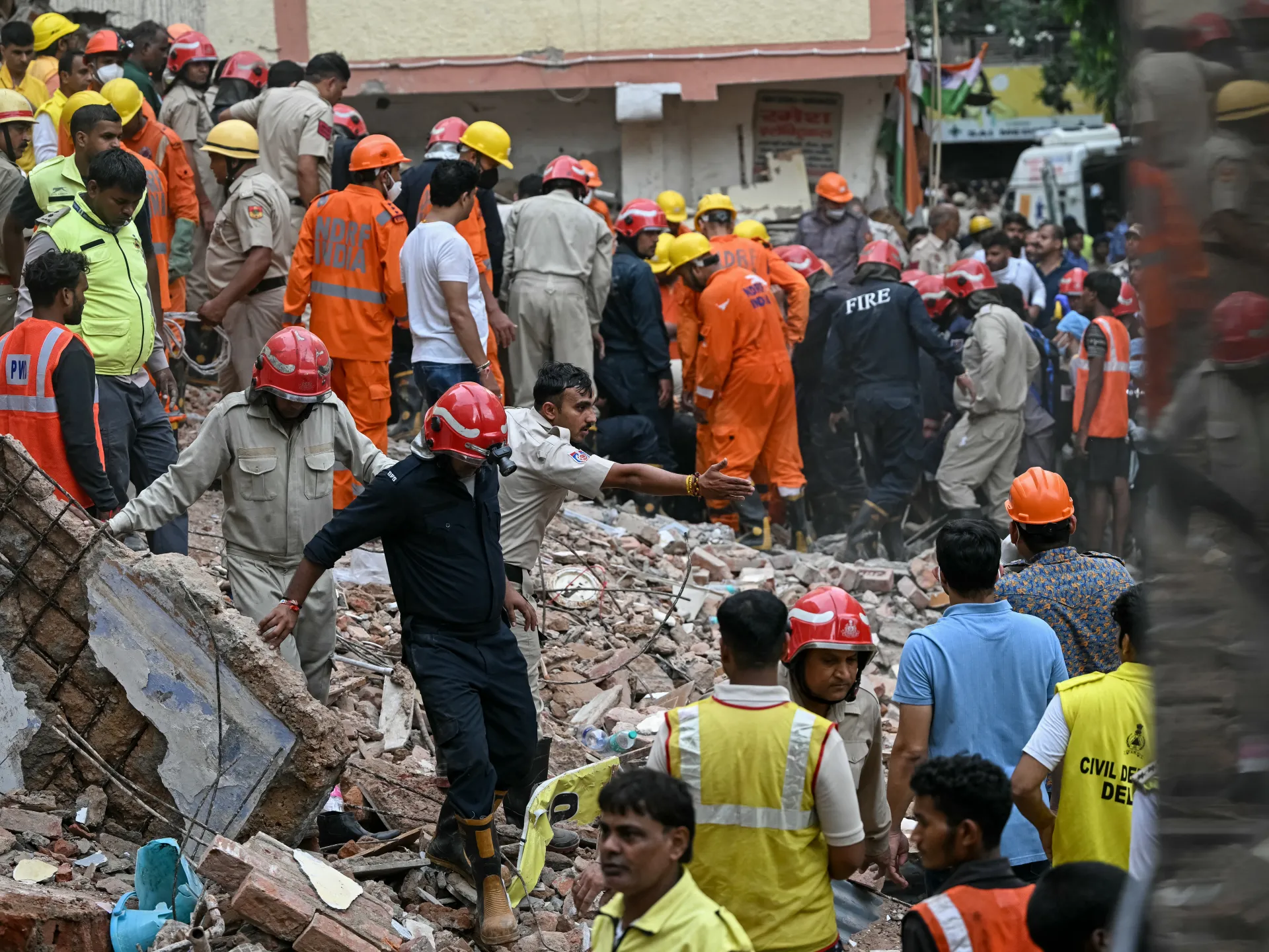 Delhi'de bina çöktü: 6 ölü, enkaz altında kurtarma çalışmaları sürüyor