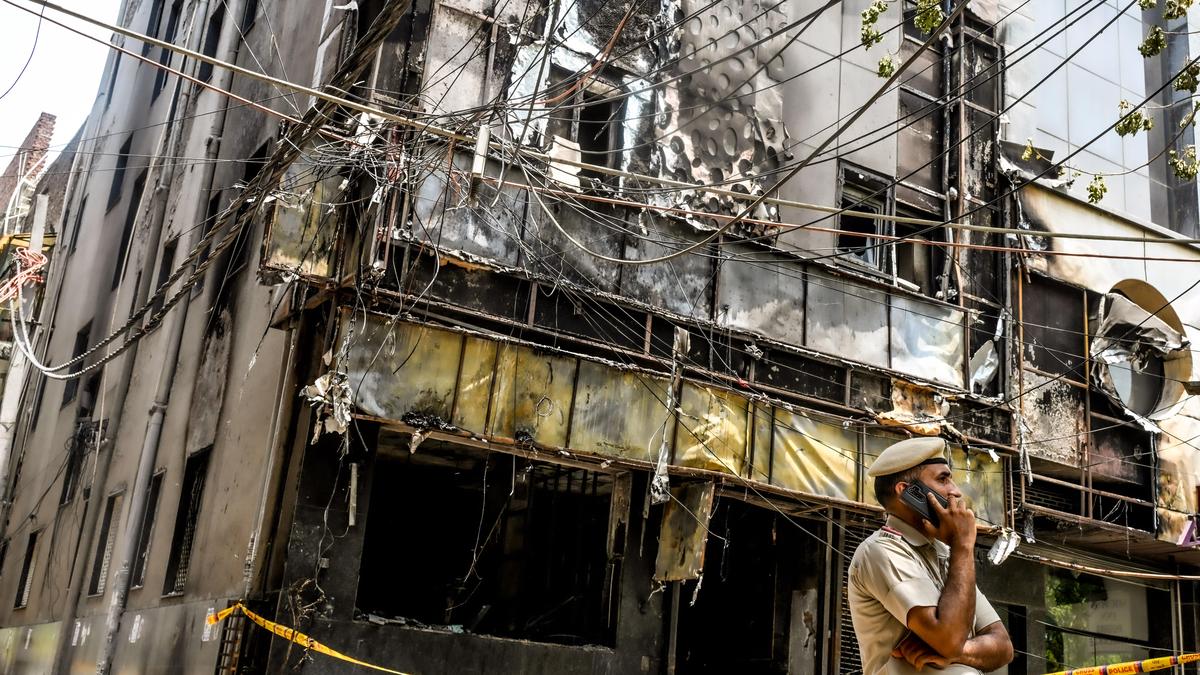 Delhi'deki otel yangınında ölenler arasında 13 yabancı var: Hindistan Dışişleri Bakanlığı