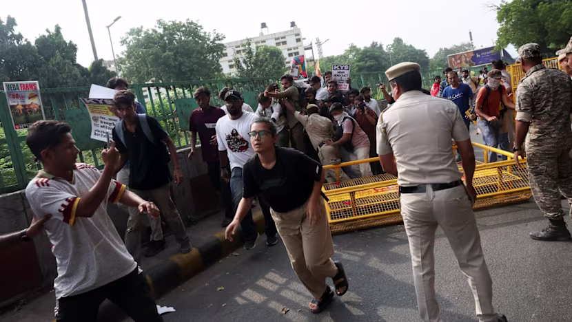 Delhi'de Seçim Şefi Protestoları: Metro İstasyonları Kapatıldı, Trafik Kısıtlandı