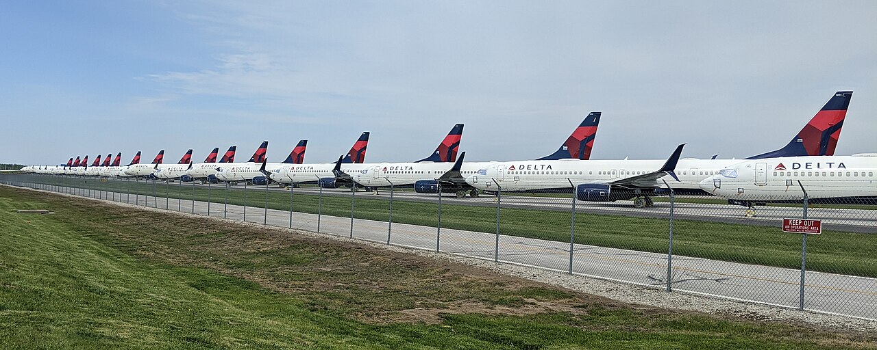 Delta uçağı Atlanta'ya yönlendirildi: Yolcu hostesin kalçasına vurmakla suçlanıyor