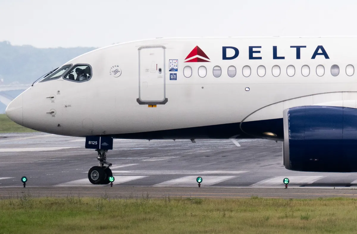 Delta Uçağına 4 Temmuz Kutlamasında Havai Fişek Çarptı
