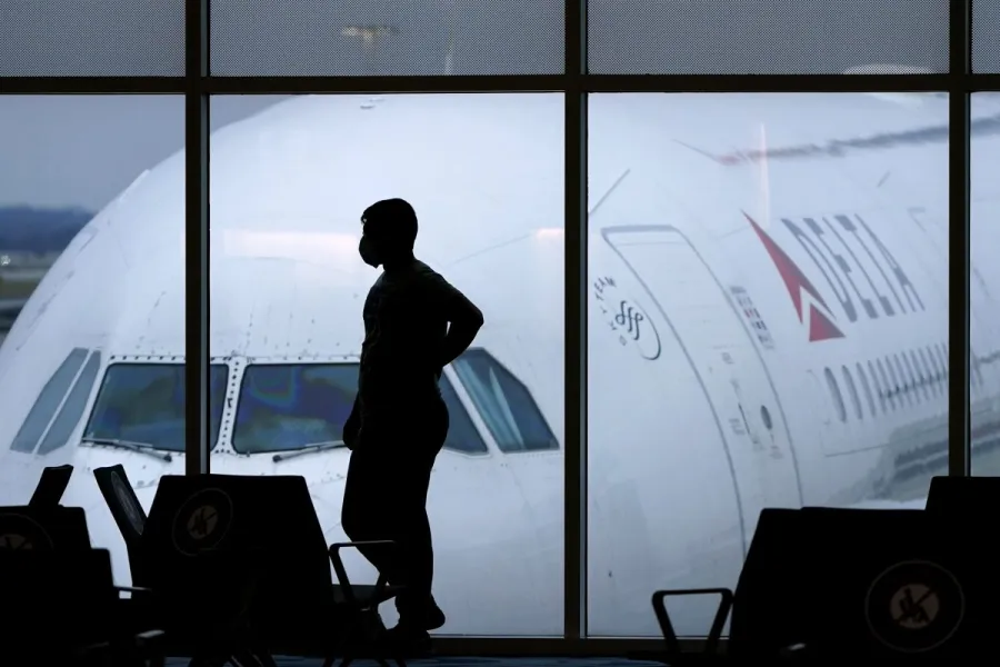 Delta uçağında hostese şaplak atan yolcuya federal suçlama
