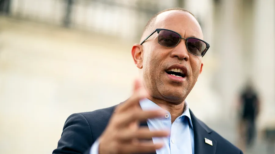 Demokrat Sosyalistler Jeffries'i Zorluyor
