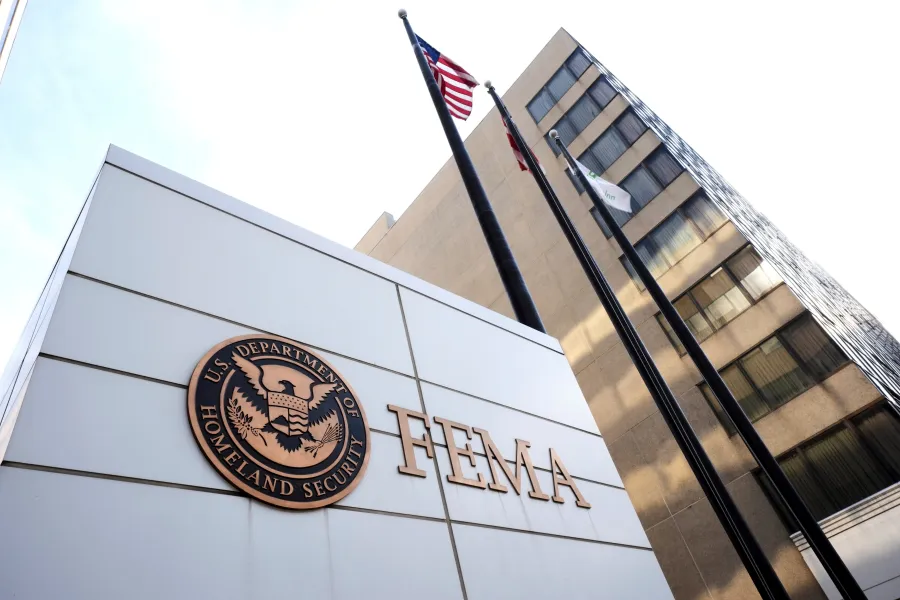 Demokrat Valilerden Trump’a FEMA Davası