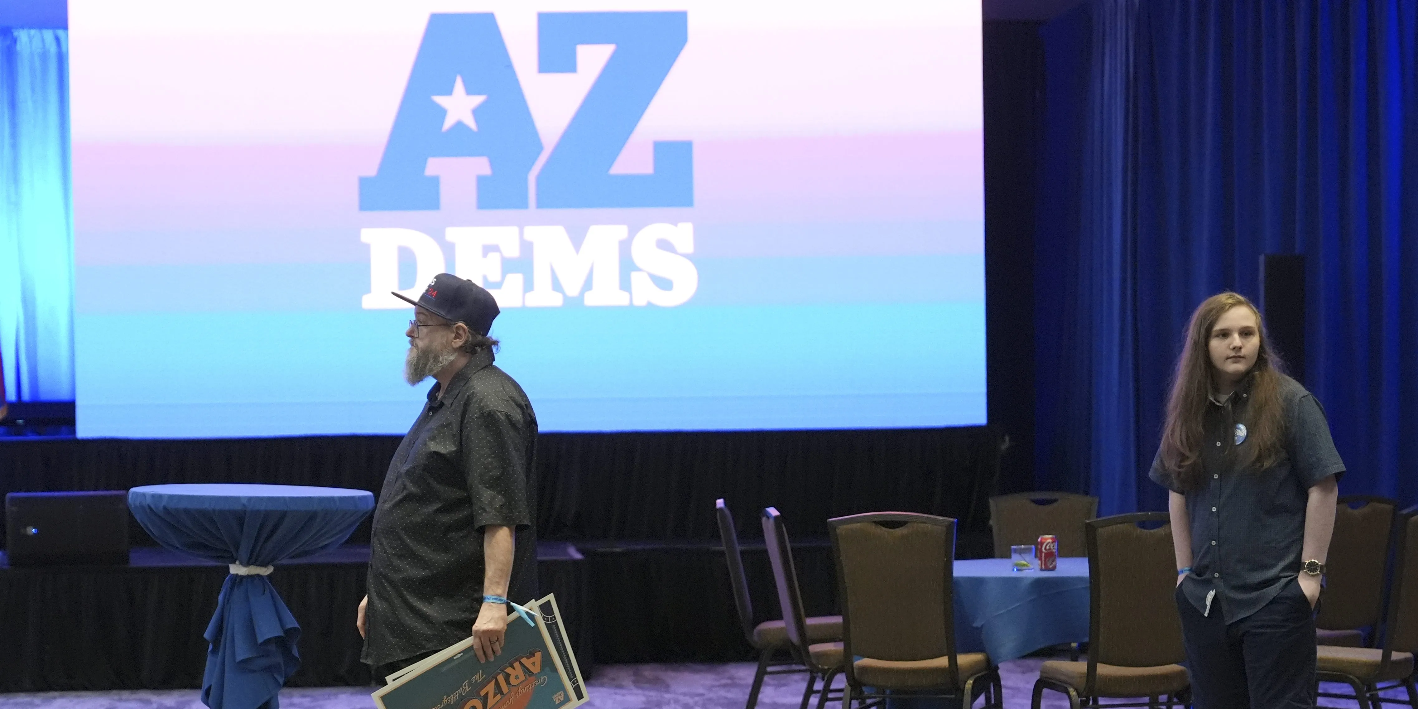 Demokratlar Arizona’da Eski Cumhuriyetçiye Sarıldı