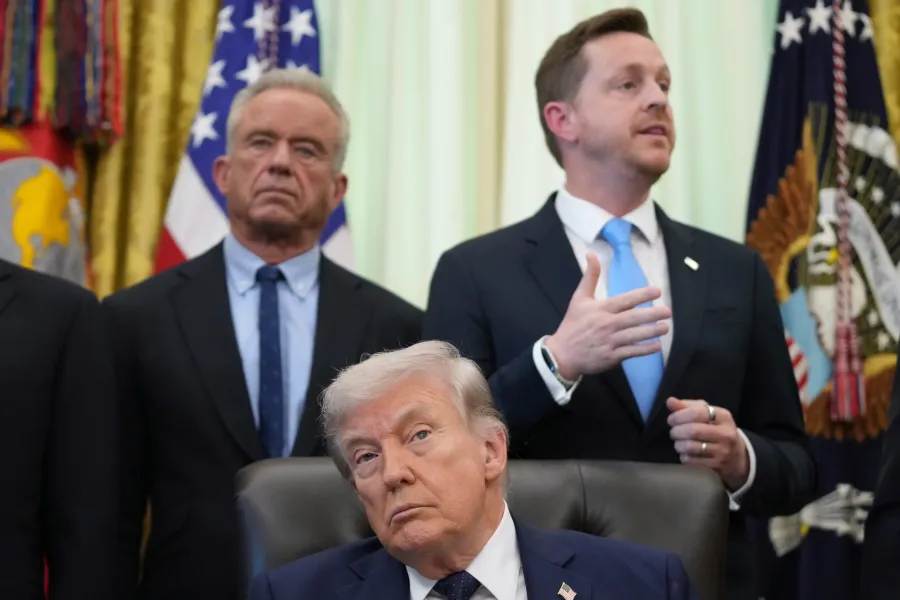 Demokratlar, Kennedy'nin HHS'deki 2 numaralı adayını sıkıştırdı