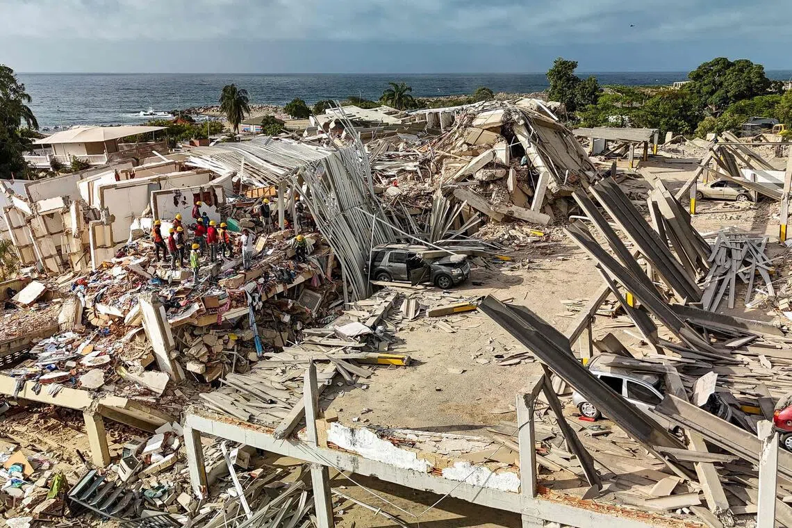 Deprem bölgesinde bir enkaz yığınının başında bekleyiş: Venezuela’da ölü sayısı 1.400’e yükseldi